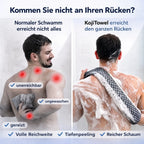 Gewöhnlicher Schwamm im Vergleich zum Kōji Peeling-Handtuch beim Waschen des Rückens