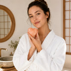 Frau hält den Kōji Salt Bar im Badezimmer
