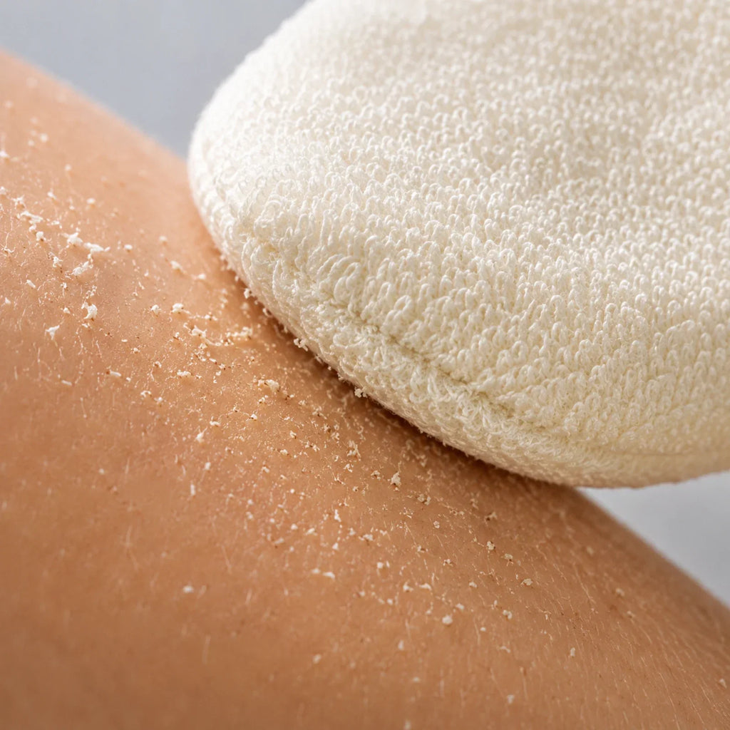 Mit dem Kōji Glove entfernte abgestorbene Hautschüppchen