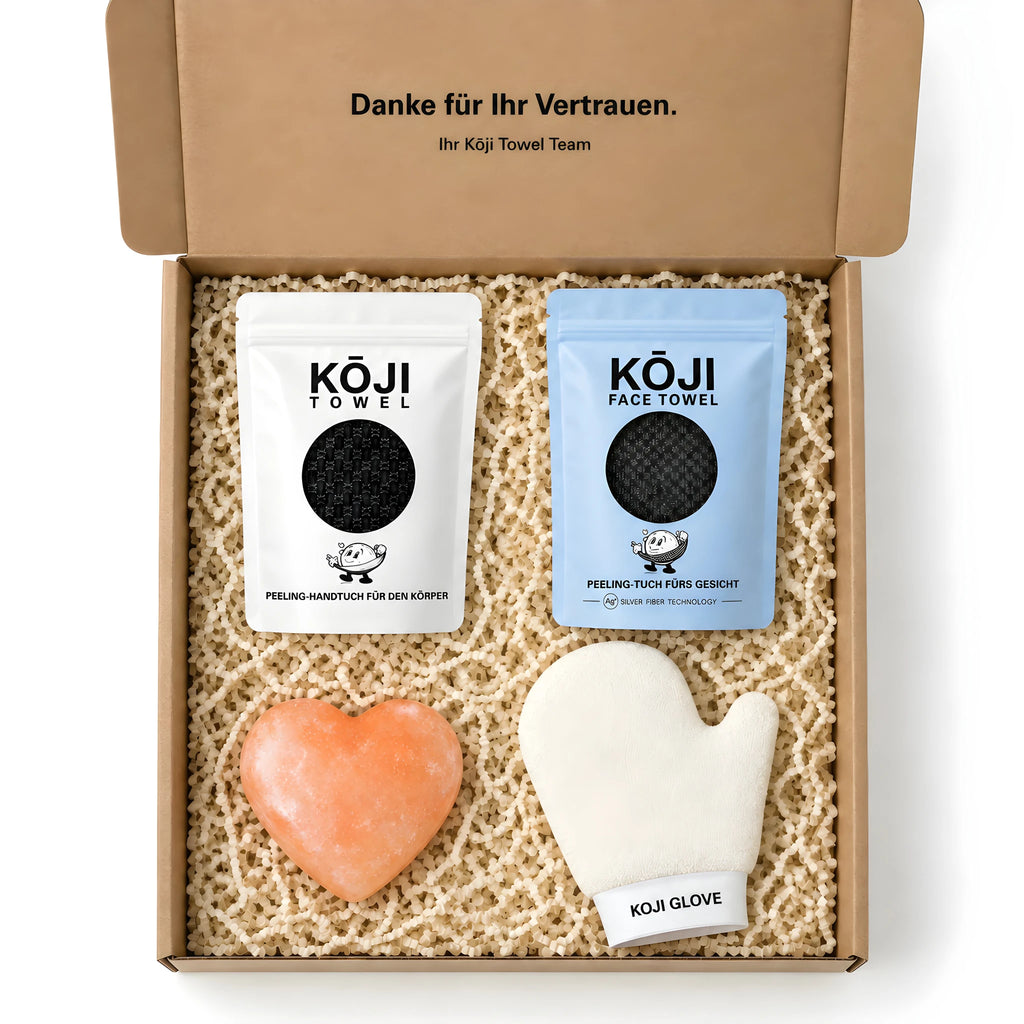 Blick von oben in die geöffnete Kōji Box — die vier Produkte des Sets im Füllpapier.