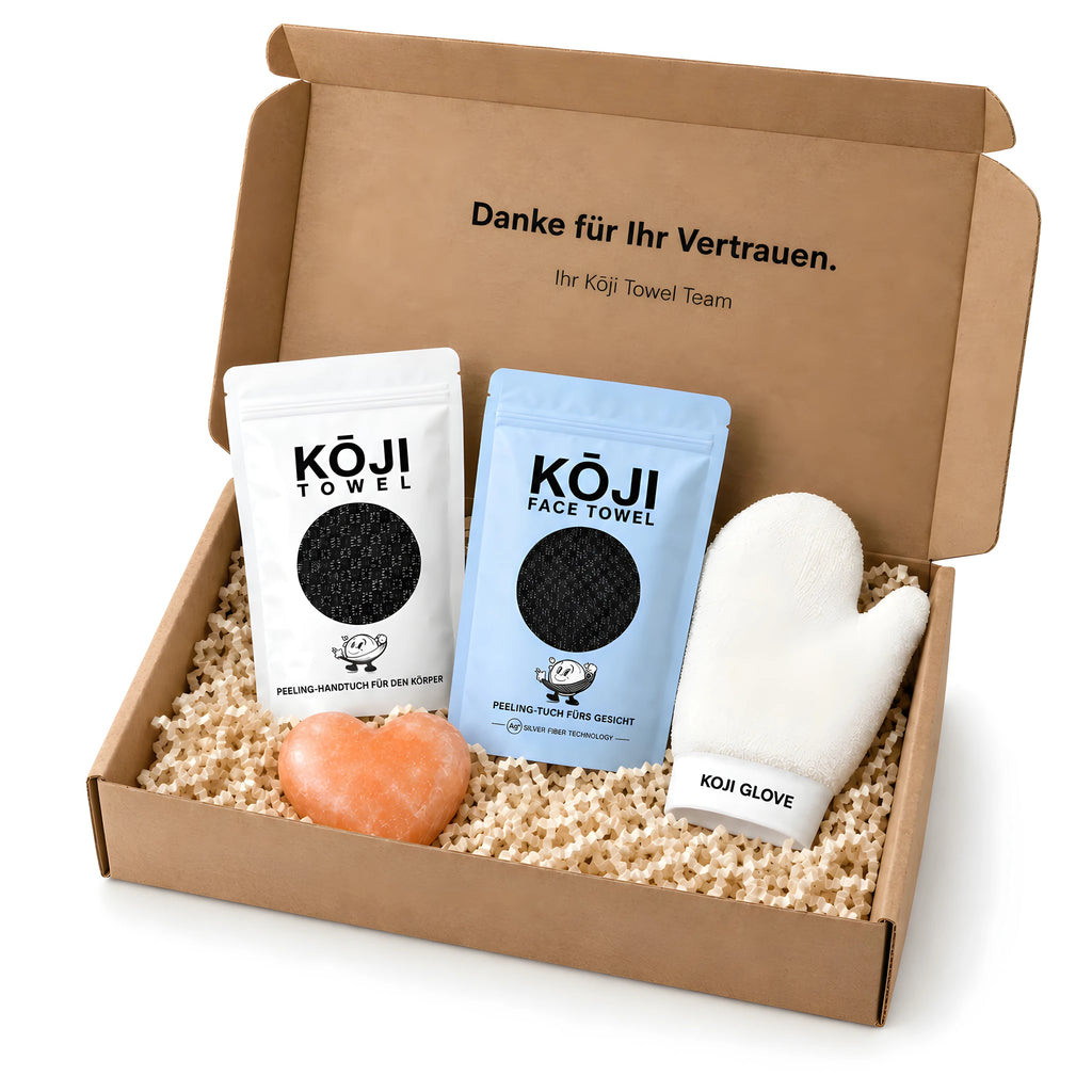 Geöffnete Kōji Geschenkbox mit vier Produkten, Dreiviertelansicht.