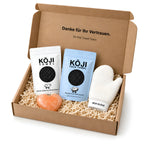 Geöffnete Kōji Geschenkbox mit vier Produkten, Dreiviertelansicht.