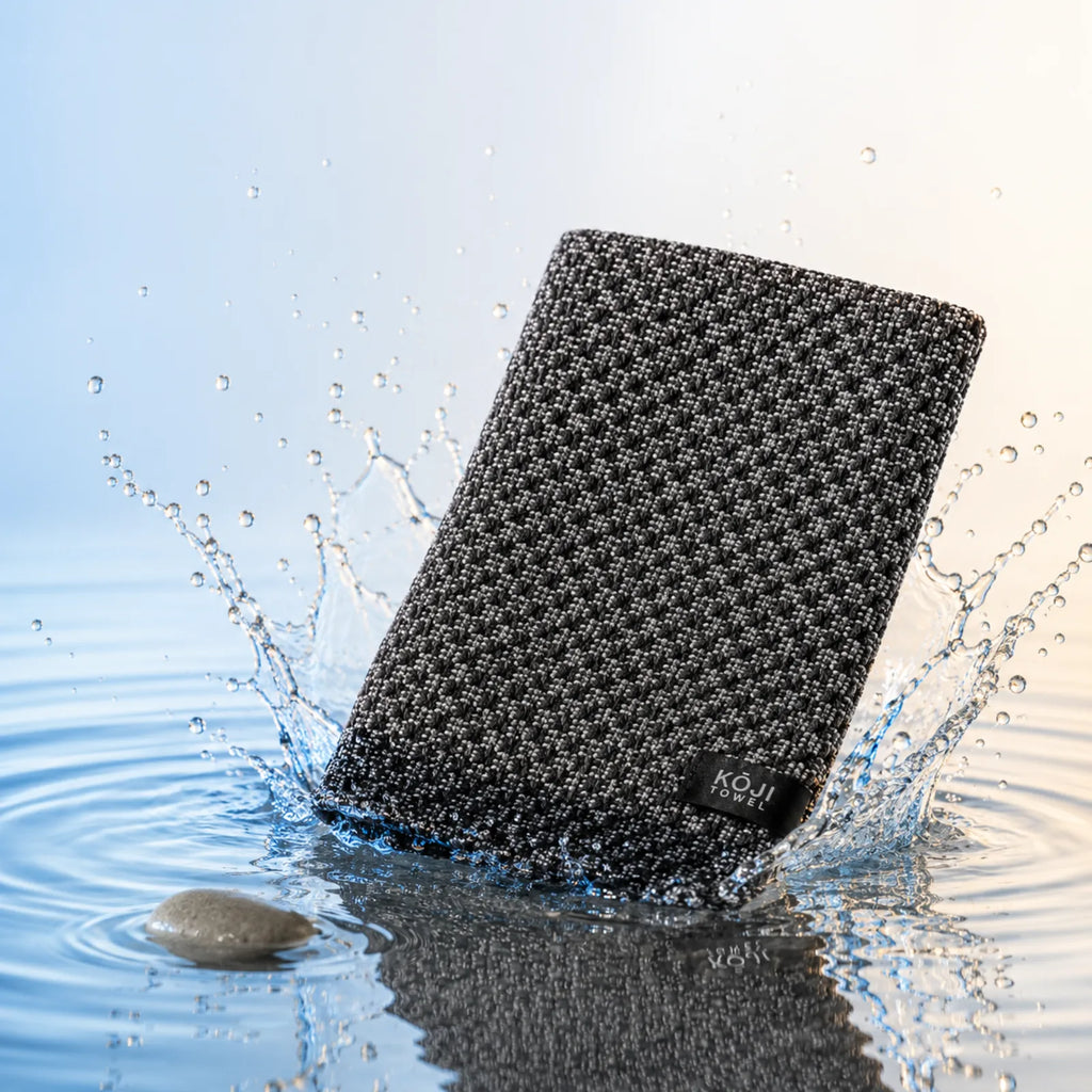 Kōji Face Towel mit spritzendem Wasser – frische Morgenreinigung