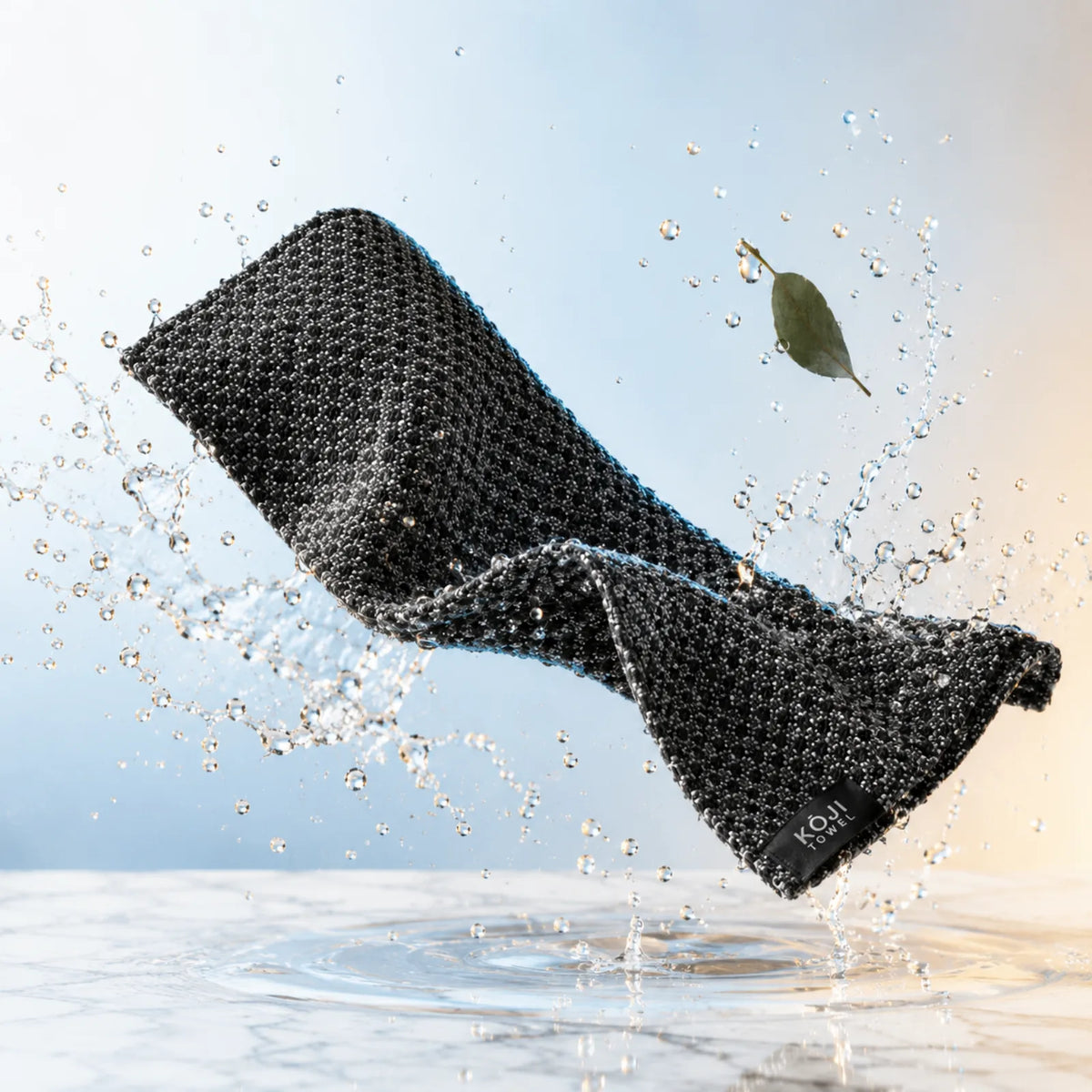 Kōji Face Towel mit Wasserspritzern und Eukalyptus
