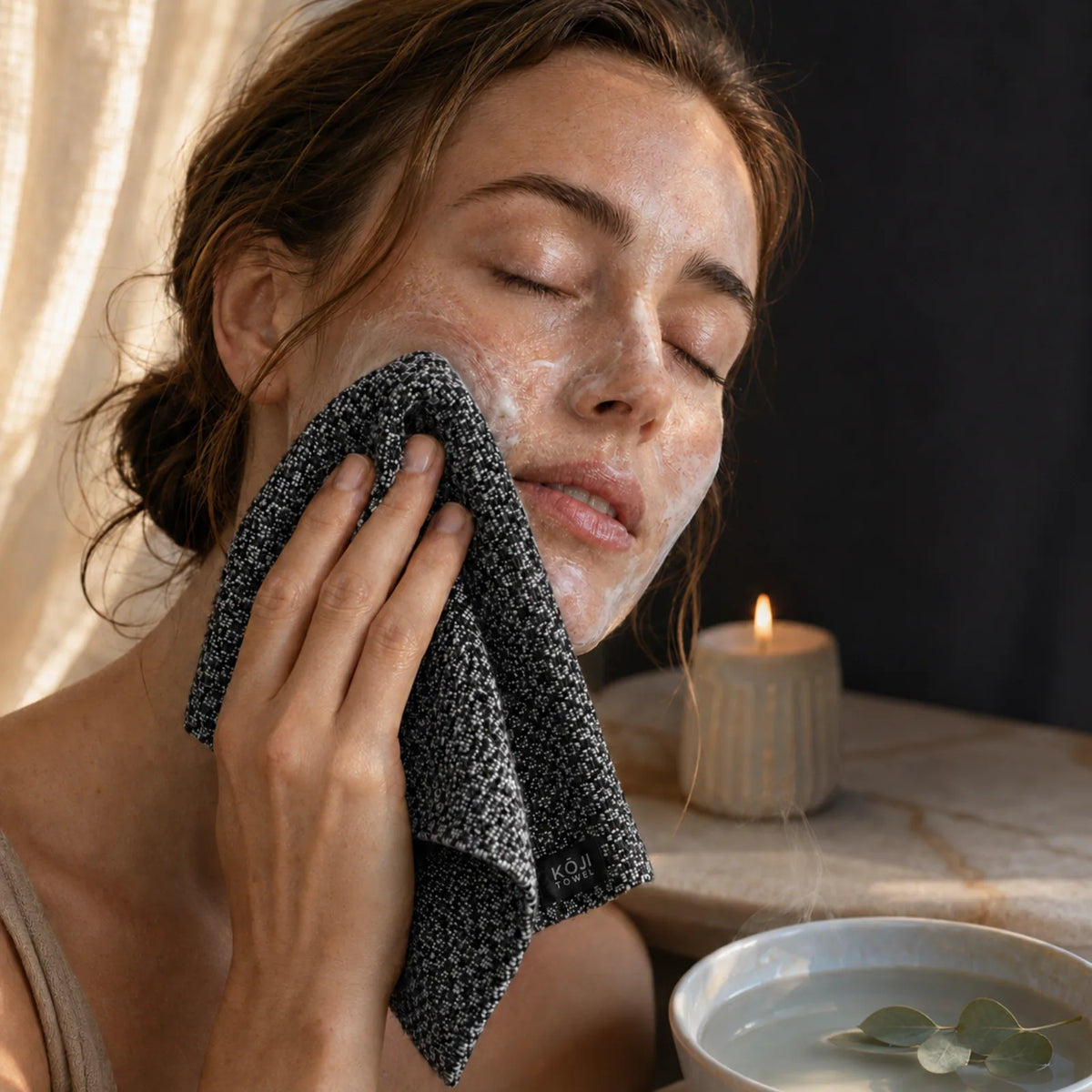 Gesichtsreinigung mit Schaum und dem Kōji Peeling-Tuch