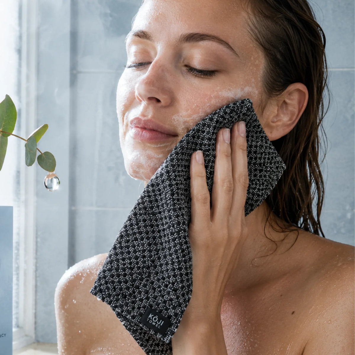 Morgendliche Gesichtsreinigung mit dem Kōji Peeling-Tuch unter der Dusche