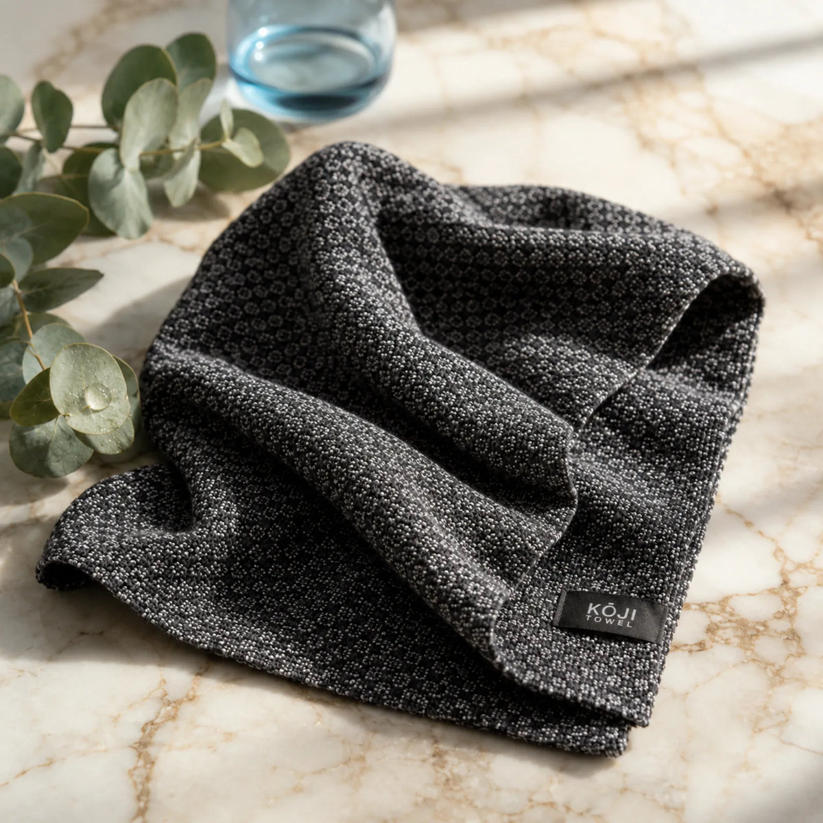 Kōji Face Towel auf Marmor mit Eukalyptus