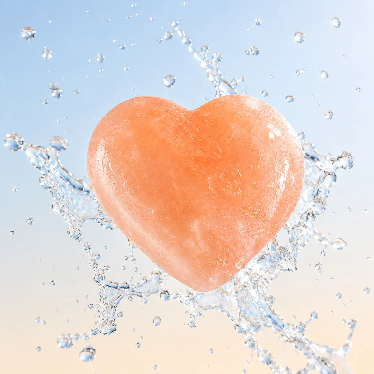 Herzförmiges Himalayasalz Kōji Salt Bar in einem Wasserspritzer